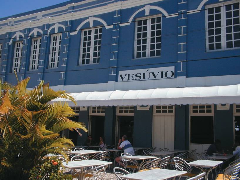 Vida e obra do escritor Jorge Amado podem ser conhecidas em um roteiro a pé pelo centro. Comece pela Casa de Cultura (Rua Jorge Amado, 21, 73/3634-8986, R$ 2), construída pelos pais do autor na década de 20 e onde ele viveu até os 12 anos. Já o Bar Vesúvio (Praça D. Eduardo, 190, 73/3634-2164) ficou celebrizado no romance Gabriela, Cravo e Canela. Na porta, uma estátua do escritor sentado à mesa com um livro é parada obrigatória para fotos