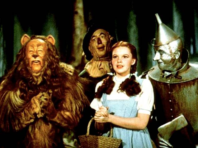 <strong>O Mágico de Oz</strong><br />Com estreia prevista para o primeiro semestre de 2012, no Teatro João Caetano, no Rio de Janeiro, o musical é mais uma produção de Möeller & Botelho (<em>A Noviça Rebelde</em>, <em>O Violinista no Telhado</em>, <em>Avenida Q</em>, <em>Hair</em>, <em>As Bruxas de Eastwick</em>, <em>Gypsy</em>, entre outros). A jovem atriz Malu Rodrigues, que foi a protagonista em <em>O Despertar da Primavera</em>, será a Dorothy de <em>O Mágico de Oz. </em><a href="https://www.facebook.com/pages/O-M%C3%A1gico-de-Oz-de-M%C3%B6eller-Botelho/213173515437733?sk=info" rel="https://abr.io/MagicoDeOz" target="_blank"><em>https://abr.io/MagicoDeOz</em></a> <strong>O Mágico de Oz</strong><br />Com estreia prevista para o primeiro semestre de 2012, no Teatro João Caetano, no Rio de Janeiro, o musical é mais uma produção de Möeller & Botelho (<em>A Noviça Rebelde</em>, <em>O Violinista no Telhado</em>, <em>Avenida Q</em>, <em>Hair</em>, <em>As Bruxas de Eastwick</em>, <em>Gypsy</em>, entre outros). A jovem atriz Malu Rodrigues, que foi a protagonista em <em>O Despertar da Primavera</em>, será a Dorothy de <em>O Mágico de Oz. </em><a href="https://www.facebook.com/pages/O-M%C3%A1gico-de-Oz-de-M%C3%B6eller-Botelho/213173515437733?sk=info" rel="https://abr.io/MagicoDeOz" target="_blank"><em>https://abr.io/MagicoDeOz</em></a>