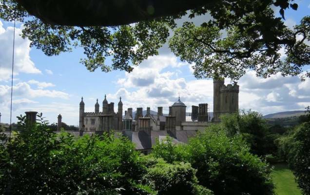 <a href="https://www.booking.com/hotel/gb/narrow-water-castle-self-catering-accommodation.en-gb.html?label=gen173nr-1DCAsoUEIvbmFycm93LXdhdGVyLWNhc3RsZS1zZWxmLWNhdGVyaW5nLWFjY29tbW9kYXRpb25IM2IFbm9yZWZoIIgBAZgBLrgBB8gBDNgBA-gBAagCAw;sid=383d42cb55201e29b1982805f0a63c31;dcid=4;dist=0&sb_price_type=total&type=total&" rel="Narrow Water Castle"><strong>Narrow Water Castle</strong></a>, apartamento autossuficiente, Newry, Irlanda do Norte (Winterfell)Um ponto importante, sem dúvidas, é Correrrio, nome do castelo e sede ancestral da Casa Tully nas Terras Fluviais, atualmente sob comando da Casa Frey de Correrrio. Para as cenas dessa ramificação da saga, um lugar perfeito é o Narrow Water Castle, uma casa do século XVI, localizada em County Down, que oferece aos hóspedes um apartamento de dois quartos no centro do castelo. Por lá é possível se deliciar com a vista da bela propriedade que inclui, inclusive, um haras. E, é claro: é justamente a cidade vizinha de Corbet que é conhecida por ter sido utilizada como local de filmagem para Correrrio. <a href="https://www.booking.com/hotel/gb/narrow-water-castle-self-catering-accommodation.en-gb.html?label=gen173nr-1DCAsoUEIvbmFycm93LXdhdGVyLWNhc3RsZS1zZWxmLWNhdGVyaW5nLWFjY29tbW9kYXRpb25IM2IFbm9yZWZoIIgBAZgBLrgBB8gBDNgBA-gBAagCAw;sid=383d42cb55201e29b1982805f0a63c31;dcid=4;dist=0&sb_price_type=total&type=total&" rel="Narrow Water Castle"><strong>Narrow Water Castle</strong></a>, apartamento autossuficiente, Newry, Irlanda do Norte (Winterfell)Um ponto importante, sem dúvidas, é Correrrio, nome do castelo e sede ancestral da Casa Tully nas Terras Fluviais, atualmente sob comando da Casa Frey de Correrrio. Para as cenas dessa ramificação da saga, um lugar perfeito é o Narrow Water Castle, uma casa do século XVI, localizada em County Down, que oferece aos hóspedes um apartamento de dois quartos no centro do castelo. Por lá é possível se deliciar com a vista da bela propriedade que inclui, inclusive, um haras. E, é claro: é justamente a cidade vizinha de Corbet que é conhecida por ter sido utilizada como local de filmagem para Correrrio.