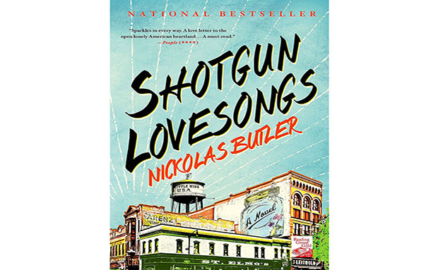 <strong>8. Shotgun Lovesongs, Nickolas Butler</strong>Best-seller internacional, mas ainda sem previsão de estreia no <a href="https://viajeaqui.abril.com.br/paises/brasil" rel="Brasil" target="_self">Brasil</a>, o livro do autor norte-americano cativou a atenção dos leitores ao abordar o momento em que quatro amigos de infância se reencontram para trocar a experiência da vida como adultos, tornado-se pais, maridos e profissionais de áreas distintas. A obra arrancou elogios da crítica graças a sensibilidade abordada pelo autor, tendo uma fazenda como pano de fundo. Com esse burburinho, era de se esperar que mais e mais pessoas fossem atraídas pela trama - e consequentemente esquecessem o exemplar durante a viagem