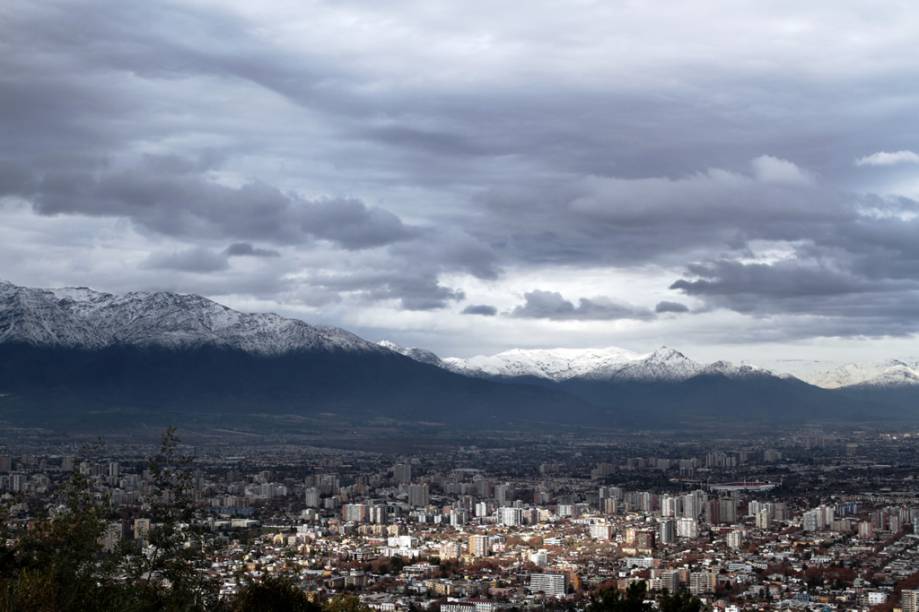 Depois de encarar a subida bem inclinada no funicular até Cerro San Cristóbal, é possível ter uma vista panorâmica de Santiago. Ali, fica também a estátua da Virgem da Imaculada Conceição, de 14 metros de altura