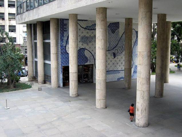 Edifício Gustavo Capamema, no Rio de Janeiro, projetado pelo arquiteto Oscar Niemeyer, foi sede do Ministério da Educação e Saúde quando a cidade era a capital do Brasil Edifício Gustavo Capamema, no Rio de Janeiro, projetado pelo arquiteto Oscar Niemeyer, foi sede do Ministério da Educação e Saúde quando a cidade era a capital do Brasil