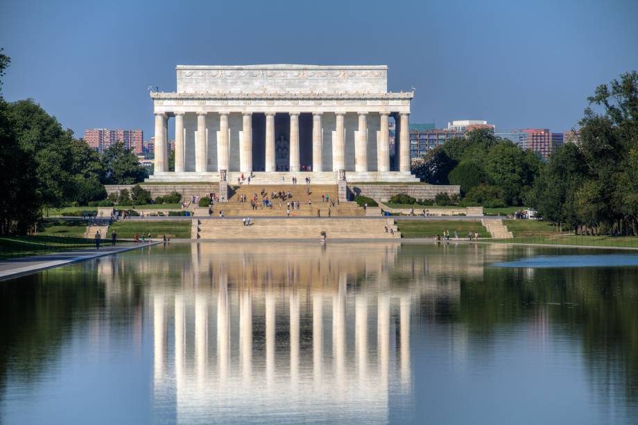 As colunas neoclássicas do <strong>Lincoln Memorial</strong> e seu espelho-dágua, landmark histórico e turístico de Washington As colunas neoclássicas do <strong>Lincoln Memorial</strong> e seu espelho-dágua, landmark histórico e turístico de Washington