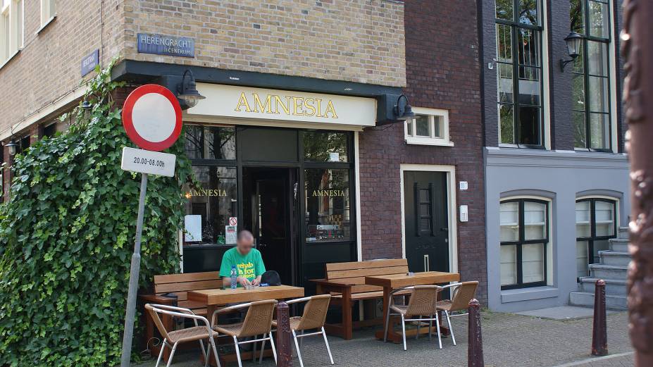 <strong>Amnesia</strong> <em>(Herengracht 133)</em>A fachada discreta e charmosa esconde um ambiente pequeno e escuro, com música relaxante. Quem quiser sair do ambiente fechado pode se sentar nas mesas que ficam do lado de fora e apreciar a movimentação fluvial no canal de Herengracht. Algumas opções do cardápio são 100% orgânicas <strong>Amnesia</strong> <em>(Herengracht 133)</em>A fachada discreta e charmosa esconde um ambiente pequeno e escuro, com música relaxante. Quem quiser sair do ambiente fechado pode se sentar nas mesas que ficam do lado de fora e apreciar a movimentação fluvial no canal de Herengracht. Algumas opções do cardápio são 100% orgânicas