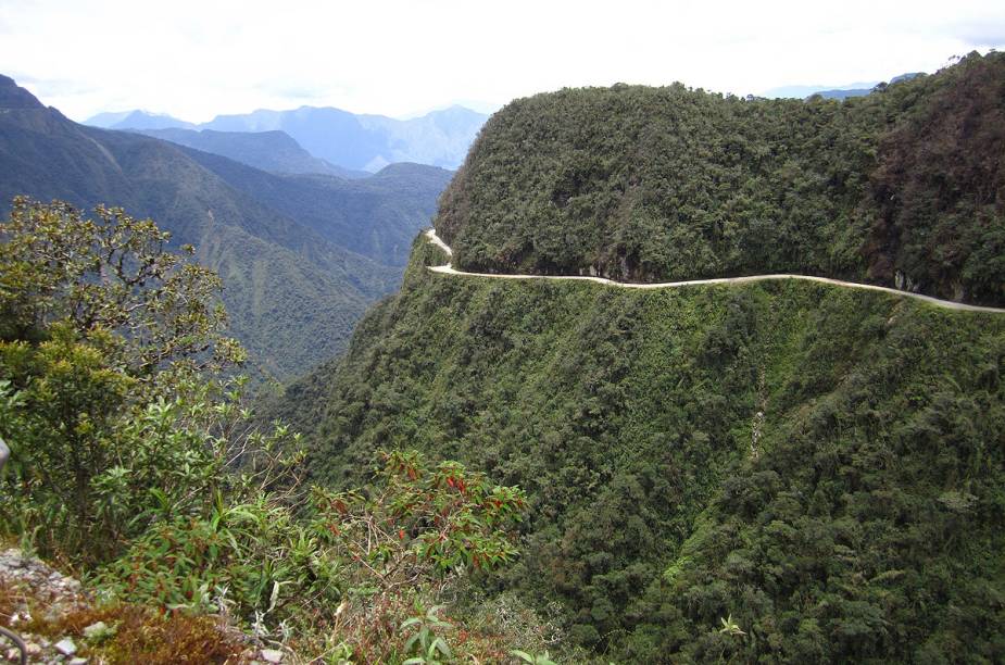 <strong>Camino Yungas, <a href="https://viajeaqui.abril.com.br/paises/bolivia" target="_blank" rel="noopener">Bolívia</a></strong> Nada de asfalto pelo caminho: o chão é de cascalho, o que em uma descida exige bastante equilíbrio e controle da bike. Chuvas, nevoeiros e as constantes quedas de barreiras potencializam os riscos. Mas todos os contras são compensados pela vista de tirar o fôlego: o cenário é composto pela Cordilheira dos Andes, fauna e flora locais. Sem dúvida, o passeio é inesquecível. Evite o período de chuvas, entre dezembro e março. <strong>Camino Yungas, <a href="https://viajeaqui.abril.com.br/paises/bolivia" target="_blank" rel="noopener">Bolívia</a></strong> Nada de asfalto pelo caminho: o chão é de cascalho, o que em uma descida exige bastante equilíbrio e controle da bike. Chuvas, nevoeiros e as constantes quedas de barreiras potencializam os riscos. Mas todos os contras são compensados pela vista de tirar o fôlego: o cenário é composto pela Cordilheira dos Andes, fauna e flora locais. Sem dúvida, o passeio é inesquecível. Evite o período de chuvas, entre dezembro e março.