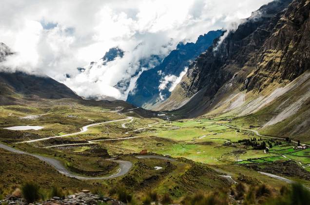 <strong>Camino Yungas, <a href="https://viajeaqui.abril.com.br/paises/bolivia" target="_blank" rel="noopener">Bolívia</a></strong> A opção é para quem gosta de adrenalina e aventura, já que a estrada superestreita, com aproximadamente 3 metros de largura, tem caminhos tortuosos, à beira de precipícios, com trechos a mais 3 mil metros de altitude. O Camino Yungas une a região de Yungas e <a href="https://viajeaqui.abril.com.br/cidades/bolivia-la-paz" target="_blank" rel="noopener">La Paz</a>, e é considerada a estrada mais perigosa do mundo, ou “rota da morte”. São registrados cerca de 200 óbitos por ano no trecho de cerca de 60 quilômetros de descida. <strong>Camino Yungas, <a href="https://viajeaqui.abril.com.br/paises/bolivia" target="_blank" rel="noopener">Bolívia</a></strong> A opção é para quem gosta de adrenalina e aventura, já que a estrada superestreita, com aproximadamente 3 metros de largura, tem caminhos tortuosos, à beira de precipícios, com trechos a mais 3 mil metros de altitude. O Camino Yungas une a região de Yungas e <a href="https://viajeaqui.abril.com.br/cidades/bolivia-la-paz" target="_blank" rel="noopener">La Paz</a>, e é considerada a estrada mais perigosa do mundo, ou “rota da morte”. São registrados cerca de 200 óbitos por ano no trecho de cerca de 60 quilômetros de descida.