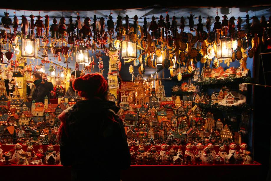 <a href="https://viajeaqui.abril.com.br/cidades/alemanha-nuremberg" target="_blank" rel="noopener"><strong>Nuremberg - Alemanha</strong></a>Com o Natal se aproximando, toda a Alemanha vai sendo tomada por seus <a href="https://viajeaqui.abril.com.br/materias/fotos-mercado-natal-alemanha-tradicao#1" target="_blank" rel="noopener">tradicionais Mercados de Natal</a>: nada mais do que lindas feiras decoradas que vendem guloseimas, enfeites e tudo mais que se relacionar com essa época do ano. A trilha sonora também segue a tradição natalina e alegra as noites frias do inverno alemão. Nuremberg tem uma das feiras natalinas mais antigas, segundo a tradição alemã<a href="https://www.booking.com/city/de/nurnberg.pt-br.html?aid=332455&label=viagemabril-natal" target="_blank" rel="noopener"><em>Veja hotéis em Nuremberg no Booking.com</em></a> <a href="https://viajeaqui.abril.com.br/cidades/alemanha-nuremberg" target="_blank" rel="noopener"><strong>Nuremberg - Alemanha</strong></a>Com o Natal se aproximando, toda a Alemanha vai sendo tomada por seus <a href="https://viajeaqui.abril.com.br/materias/fotos-mercado-natal-alemanha-tradicao#1" target="_blank" rel="noopener">tradicionais Mercados de Natal</a>: nada mais do que lindas feiras decoradas que vendem guloseimas, enfeites e tudo mais que se relacionar com essa época do ano. A trilha sonora também segue a tradição natalina e alegra as noites frias do inverno alemão. Nuremberg tem uma das feiras natalinas mais antigas, segundo a tradição alemã<a href="https://www.booking.com/city/de/nurnberg.pt-br.html?aid=332455&label=viagemabril-natal" target="_blank" rel="noopener"><em>Veja hotéis em Nuremberg no Booking.com</em></a>