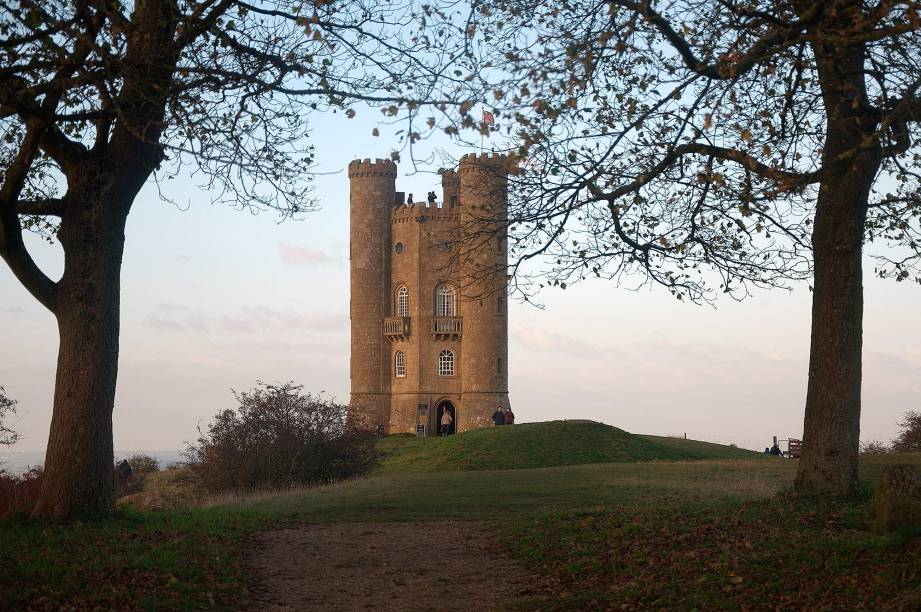 A Broadway Tower, na cidade homônima, é uma torre do século 18 que promete as mais belas vistas da região