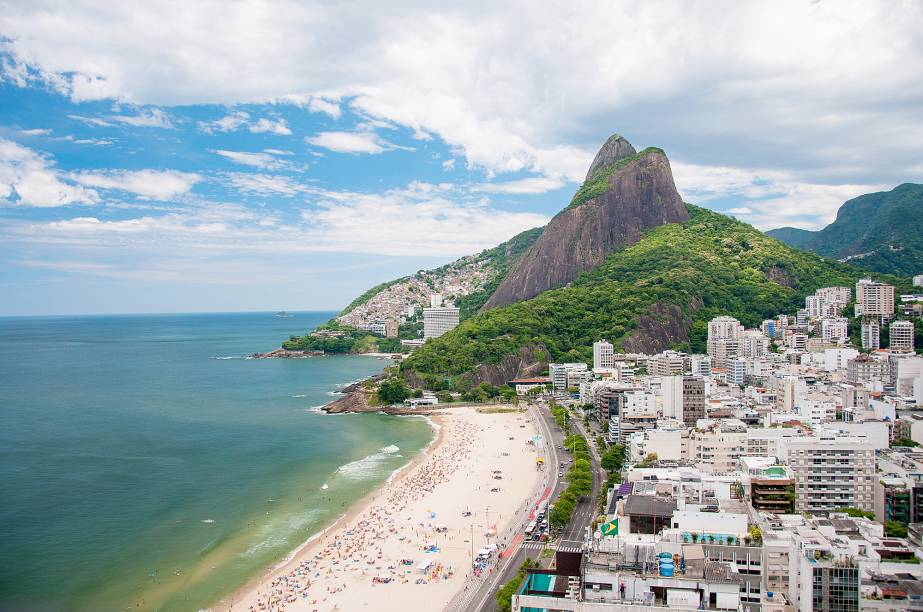 <a href="https://viajeaqui.abril.com.br/estabelecimentos/br-rj-rio-de-janeiro-atracao-praia-do-leblon" rel="Praia do Leblon " target="_blank"><strong>Praia do Leblon </strong></a>                                                                A praia fica localizada na mesma avenida da praia de Ipanema. Com sorte você encontra algum global estendido ao sol e comendo biscoito Globo. A ciclovia à beira-mar é disputada