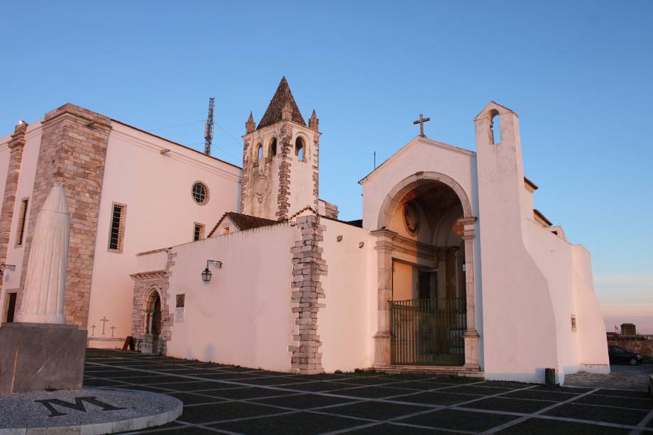 <strong>De bike com conforto</strong>Explorar os campos do Alentejo fca ainda mais interessante com o vento no rosto. Para quem tem pique, este tour de bike reserva seis noites em vilas diferentes: <a href="https://viajeaqui.abril.com.br/cidades/portugal-estremoz-e-arredores" rel="Estremoz" target="_blank">Estremoz</a> (foto), Marvão, Crato, Vila Viçosa, <a href="https://viajeaqui.abril.com.br/cidades/portugal-evora" rel="Évora" target="_blank">Évora</a> e Arraiolos, estadia em hotéis upscale ou de luxo, piqueniques, jantares e visita a museus e adegas para degustação de vinhos.<strong>Quando:</strong> em 6 de novembro<strong>Quem leva:</strong> <a href="https://pisa.tur.br/" rel="Pisa" target="_blank">Pisa</a><strong>Quanto:</strong> € 2 520 (sem aéreo) <strong>De bike com conforto</strong>Explorar os campos do Alentejo fca ainda mais interessante com o vento no rosto. Para quem tem pique, este tour de bike reserva seis noites em vilas diferentes: <a href="https://viajeaqui.abril.com.br/cidades/portugal-estremoz-e-arredores" rel="Estremoz" target="_blank">Estremoz</a> (foto), Marvão, Crato, Vila Viçosa, <a href="https://viajeaqui.abril.com.br/cidades/portugal-evora" rel="Évora" target="_blank">Évora</a> e Arraiolos, estadia em hotéis upscale ou de luxo, piqueniques, jantares e visita a museus e adegas para degustação de vinhos.<strong>Quando:</strong> em 6 de novembro<strong>Quem leva:</strong> <a href="https://pisa.tur.br/" rel="Pisa" target="_blank">Pisa</a><strong>Quanto:</strong> € 2 520 (sem aéreo)