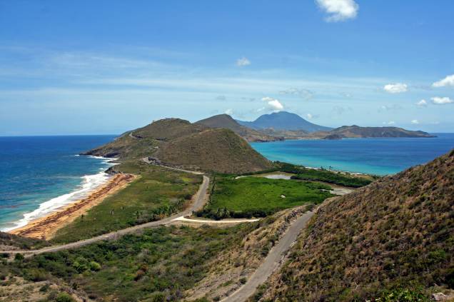 Istmo no sul de <strong>St. Kitts</strong> com a <strong>Ilha de Nevis</strong> no horizonte Istmo no sul de <strong>St. Kitts</strong> com a <strong>Ilha de Nevis</strong> no horizonte