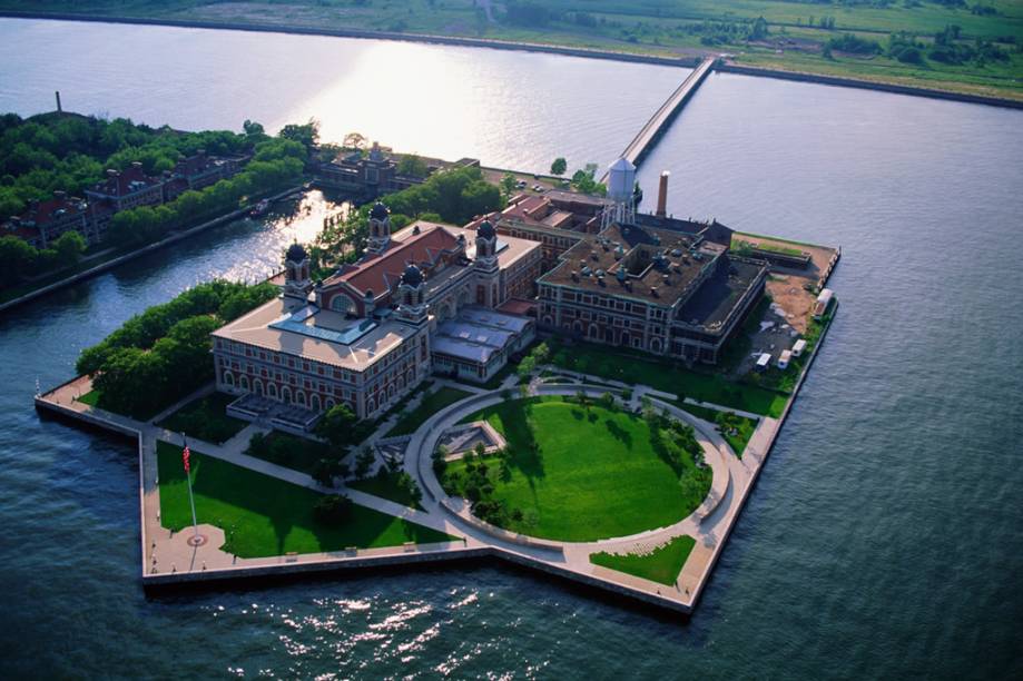 Por <a href="https://viajeaqui.abril.com.br/estabelecimentos/estados-unidos-nova-york-atracao-estatua-da-liberdade-e-ellis-island" rel="Ellis Island" target="_blank">Ellis Island</a> dezenas de milhares de imigrantes entraram nos Estados Unidos. Hoje o complexo abriga o Museu da Imigração - além, é claro, da Estátua da Liberdade Por <a href="https://viajeaqui.abril.com.br/estabelecimentos/estados-unidos-nova-york-atracao-estatua-da-liberdade-e-ellis-island" rel="Ellis Island" target="_blank">Ellis Island</a> dezenas de milhares de imigrantes entraram nos Estados Unidos. Hoje o complexo abriga o Museu da Imigração - além, é claro, da Estátua da Liberdade