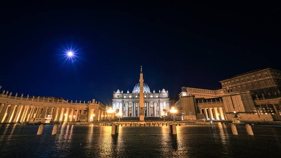 <a href="https://viajeaqui.abril.com.br/estabelecimentos/italia-roma-atracao-vaticano" rel="Vaticano" target="_blank"><strong>Vaticano</strong></a>A Missa do Galo &eacute; mais um daqueles eventos superconcorridos nas depend&ecirc;ncias do Vaticano. Ela &eacute; realizada no interior da <a href="https://viajeaqui.abril.com.br/estabelecimentos/italia-roma-atracao-basilica-di-san-pietro-basilica-de-sao-pedro/fotos" rel="Bas&iacute;lica de S&atilde;o Pedro" target="_blank">Bas&iacute;lica de S&atilde;o Pedro</a> e uma vaga l&aacute;, mesmo que gratuita, exige a o preenchimento de um formul&aacute;rio previamente no site do Vaticano. A Pra&ccedil;a S&atilde;o Pedro tamb&eacute;m &eacute; point das festividades do nascimento de Jesus. No dia 25, do balc&atilde;o central da Bas&iacute;lica, o Papa d&aacute; a ben&ccedil;&atilde;o de Natal em 60 idiomas<a href="https://www.booking.com/city/it/rome.pt-br.html?aid=332455&label=viagemabril-natal" rel="Veja hot&eacute;is em Roma no booking.com" target="_blank"><em>Veja hot&eacute;is em Roma no Booking.com</em></a>