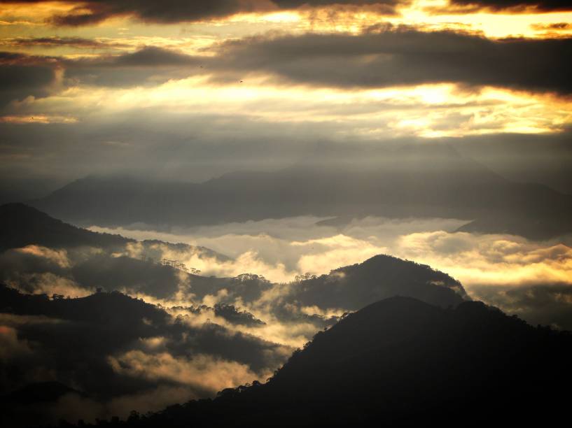 <a href="https://viajeaqui.abril.com.br/cidades/br-rj-visconde-de-maua" rel="VISCONDE DE MAUÁ" target="_blank"><strong>VISCONDE DE MAUÁ</strong></a>    Em um trecho da Serra da Mantiqueira próximo à tríplice divisa de estados (RJ, MG e SP), a região atrai casais em busca de pousadas charmosas para curtir o frio e aventureiros que aproveitam a natureza preservada em passeios radicais. O roteiro turístico é composto de três vilas: Visconde de Mauá, que pertence a Resende (RJ); Maringá, dividida entre Itatiaia (RJ) e Bocaina de Minas (MG); e Maromba, que faz parte de Itatiaia.    <strong>Como chegar:</strong> A partir do Rio de Janeiro, a 202 quilômetros de distância, o caminho é direto pela Via Dutra (BR-116). Pegue a saída do km 311, no trevo de Penedo, e siga as placas que indicam a subida da serra até Visconde de Mauá.