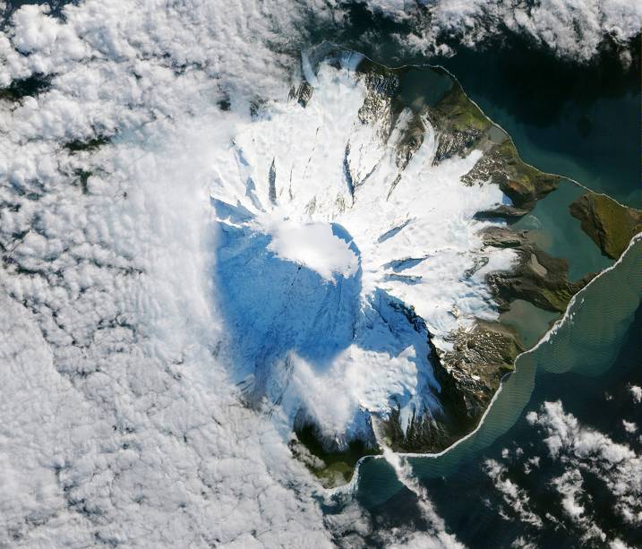 <strong>Ilhas Heard e McDonald </strong>                                                                As ilhas são inóspitas e desabitadas, mas fazem parte do território australiano. Por lá estão dois vulcões ativos e um deles é o Pico Mawson, a montanha mais alta do país (foto). Fazem parte do patrimônio mundial pelo seu sistema único: ausência de impacto humano e de espécies estrangeiras