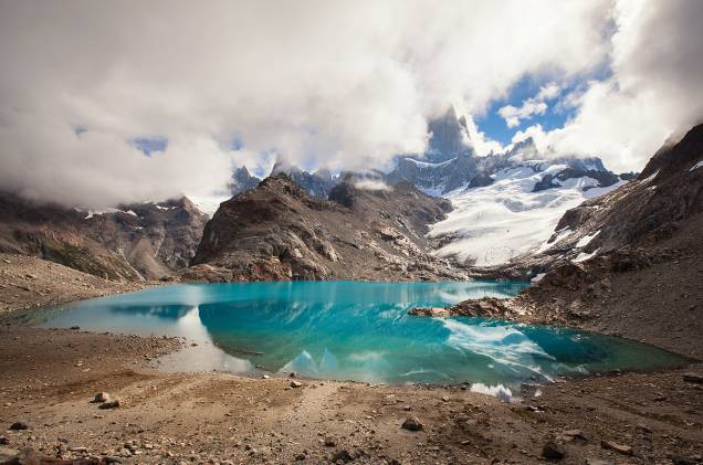 A atmosfera simples de <a href="https://viajeaqui.abril.com.br/cidades/ar-el-chalten" rel="El Chaltén" target="_blank">El Chaltén</a>, na <a href="https://viajeaqui.abril.com.br/paises/argentina" rel="Argentina" target="_blank">Argentina</a>, é uma herança dos fazendeiros que habitavam boa parte da região. Por aqui, turistas aventureiros e montanhistas se arriscam por seus cenários para praticar esportes de aventura. Não é raro, aliás, encontrar um grande número de mochileiros percorrendo o entorno de suas lagoas de águas leitosas e azuis A atmosfera simples de <a href="https://viajeaqui.abril.com.br/cidades/ar-el-chalten" rel="El Chaltén" target="_blank">El Chaltén</a>, na <a href="https://viajeaqui.abril.com.br/paises/argentina" rel="Argentina" target="_blank">Argentina</a>, é uma herança dos fazendeiros que habitavam boa parte da região. Por aqui, turistas aventureiros e montanhistas se arriscam por seus cenários para praticar esportes de aventura. Não é raro, aliás, encontrar um grande número de mochileiros percorrendo o entorno de suas lagoas de águas leitosas e azuis