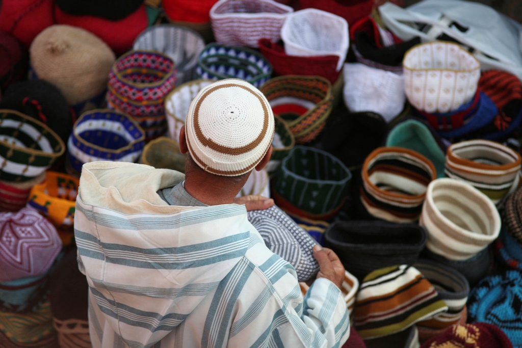 Os <em>souqs </em>são milenares mercados árabes onde comerciantes trocam artigos dos mais variados, de tapetes a artigos de cozinha, de vestimentas a alimentos. O mercado de Fez é um dos mais movimentados do Marrocos e é sempre uma boa opção de compras