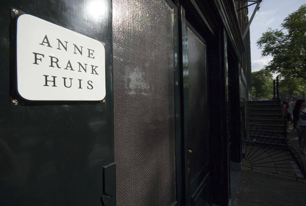 <strong><a href="https://viajeaqui.abril.com.br/estabelecimentos/holanda-amsterda-atracao-casa-de-anne-frank" target="_blank" rel="noopener">Casa de Anne Frank</a>, <a href="https://viajeaqui.abril.com.br/cidades/holanda-amsterda/fotos" target="_blank" rel="noopener">Amsterd&atilde;</a></strong> No centro de Amsterd&atilde;, &eacute; a casa onde a fam&iacute;lia de Anne Frank se escondeu dos nazistas durante a segunda guerra mundial, e onde ela escreveu seu famoso di&aacute;rio.