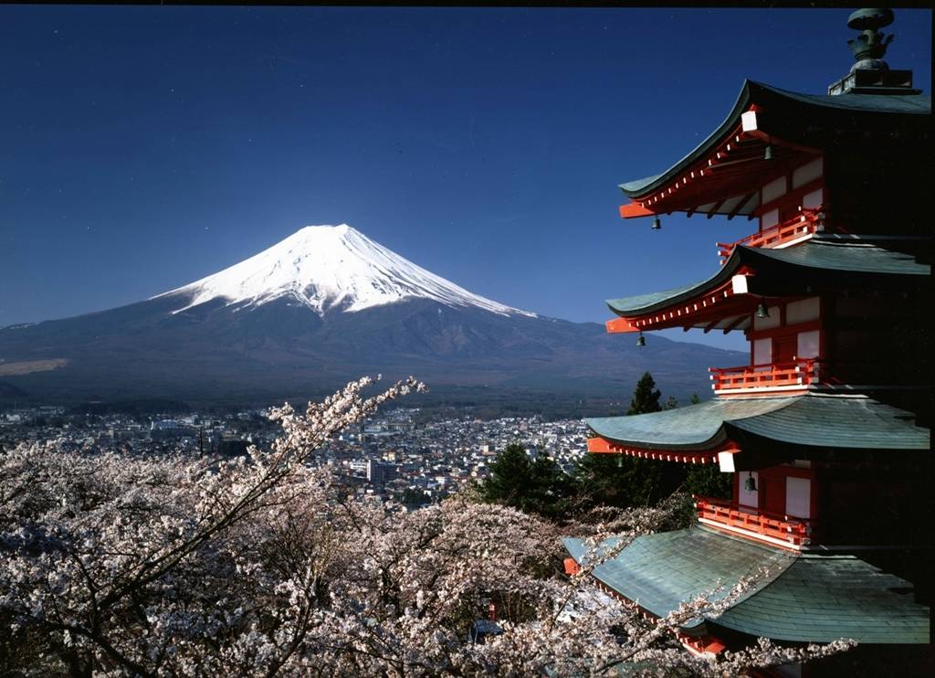 Pagode budista Chureito, na cidade de Fujiyoshida. Ao fundo, o monte Fuji, ponto culminante do Jap&atilde;o