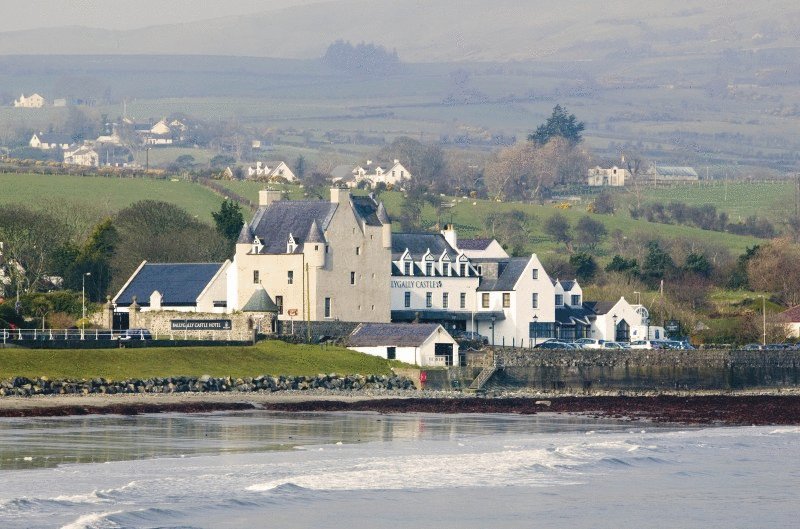 <a href="https://www.booking.com/hotel/gb/ballygally.en-gb.html?label=gen173nr-1DCAsoUEIKYmFsbHlnYWxseUgzYgVub3JlZmggiAEBmAEuuAEHyAEM2AED6AEBqAID;sid=383d42cb55201e29b1982805f0a63c31;dcid=4;dist=0&sb_price_type=total&type=total&" rel="Ballygally Castle"><strong>Ballygally Castle</strong></a>, Ballygally, Irlanda do Norte (Winterfell)Misturando ficção e realidade que vão além das histórias do Deus de Muitas Faces ou de Rhllor, o Senhor da Luz, o hotel Ballygally Castle possui um calabouço que é conhecido por ser assombrado, segundo os boatos. Mas não precisa ter medo:  o local tem também um grande jardim e um amplo terraço para quem não quer arriscar problemas com o sobrenatural. Reconhecido como sendo o único edifício do século XVII utilizado como residência na Irlanda do Norte, este hotel histórico tem vista para a Ballygally Bay, trecho da costa de County Antrim – do sul de Larne ao norte de Glenarm – que também foi usado como de local de filmagens para Game of Thrones.