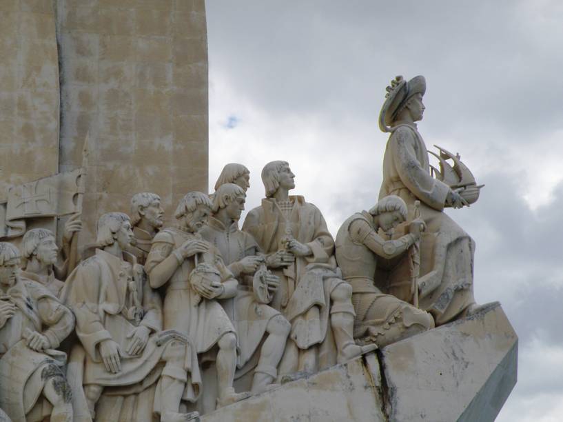 &Agrave;s margens do Rio Tejo, o monumento Padr&atilde;o dos Descobrimentos simboliza uma caravela, onde est&atilde;o navegadores como Pedro &Aacute;lvares Cabral e Vasco da Gama
