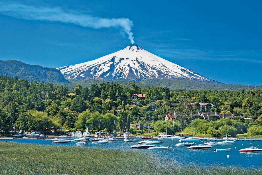 O vulcão Villarrica e sua fumarola com o lago homônimo a seus pés, o trademark de Pucón O vulcão Villarrica e sua fumarola com o lago homônimo a seus pés, o trademark de Pucón