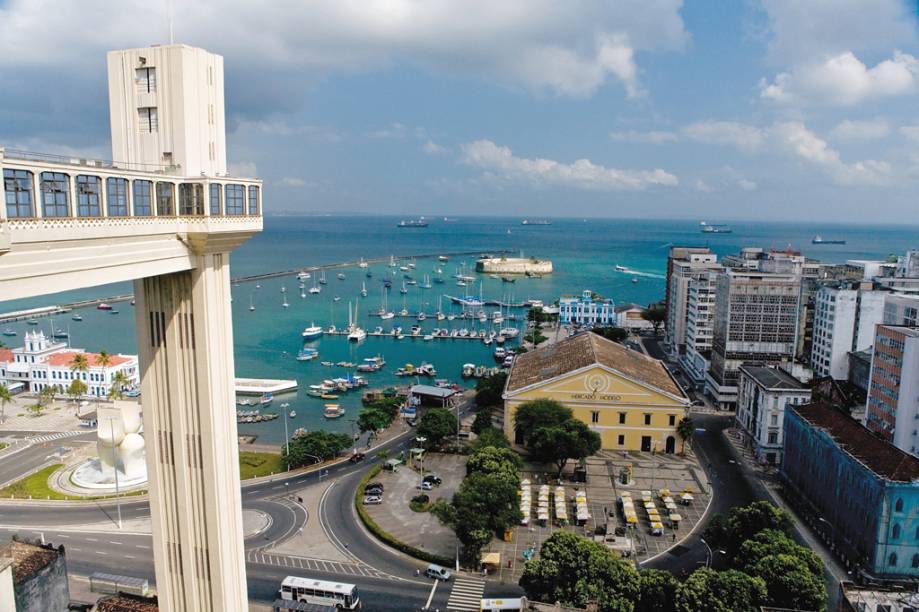 Vista icônica de Salvador, com o Elevador Lacerda, o Mercado Modelo e, ao fundo, o Forte de São Marcelo