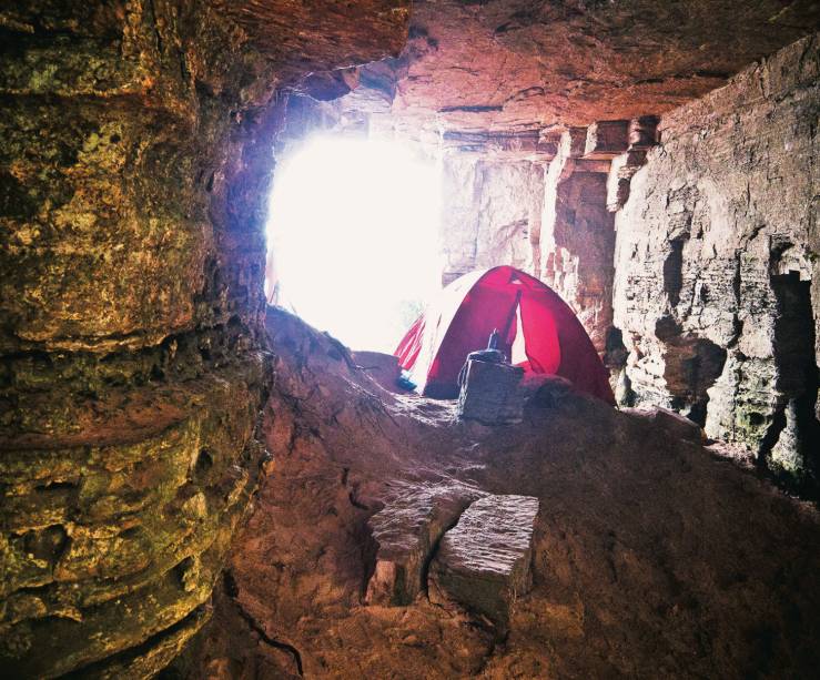 O acampamento selvagem no Monte Roraima, nas cavernas protegidas do Coati