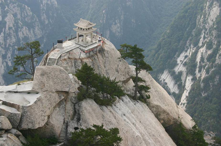 <strong>Caminho da Morte - Monte Huashan (China) </strong>        A trilha repleta de subidas totalmente verticais e caminhos perigosos está localizada no Monte Huashan, a 120 quilômetros da cidade Xian, na província de Shaanxi. No final do percurso, está um famoso templo taoísta construído no século 2 a.c. e situado a mais de dois mil metros de altura. No trajeto, de aproximadamente seis quilômetros, os aventureiros encontram longas escadarias, trilhas de madeira, pontes em precipícios e atravessam locais agarrados a correntes