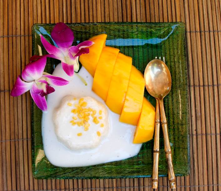 A gastronomia tailandesa é uma das mais apreciadas por gourmets e glutões de todo o mundo. Ingredientes frescos e uma delicada combinação de sabores fazem a festa dos comensais, mesmo em sobremesas que combinam os singelos manga e coco