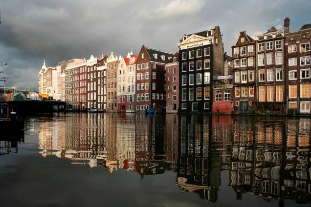 Amsterdã é construída sobre um fundo instável, repleto de lodo. Com o tempo, boa parte de suas casas começaram a sair do prumo Amsterdã é construída sobre um fundo instável, repleto de lodo. Com o tempo, boa parte de suas casas começaram a sair do prumo