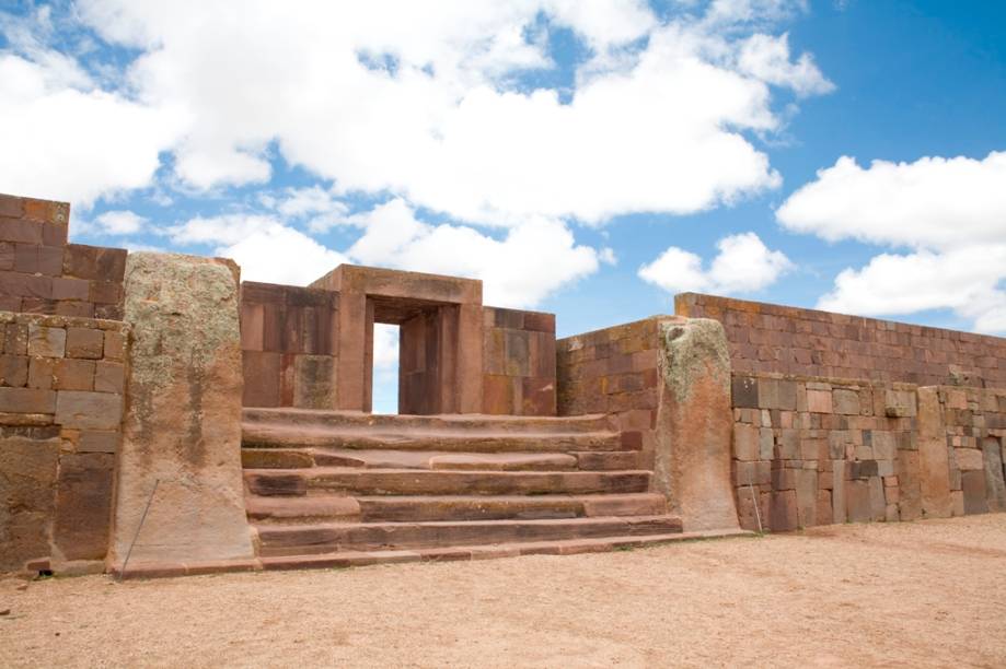 Portal do templo Kalasasaya, em Tiwanaku. Na realidade, os altos muros são uma reconstrução relativamente recente Portal do templo Kalasasaya, em Tiwanaku. Na realidade, os altos muros são uma reconstrução relativamente recente