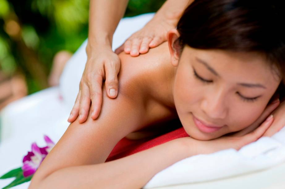 Apesar do sentido erotizado que ganhou no Ocidente, a massagem tailandesa é uma das melhores terapias corporais na trilha dos turistas. Um dos lugares mais sérios e interessantes para se experimentar uma recauchutagem em músculos e juntas é na escola de massagem do templo Wat Pho, em Bangcoc