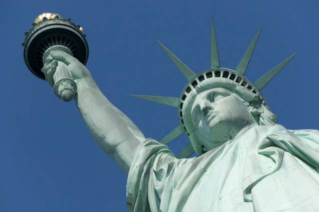 <strong>Nova York – 4 noites – US$ 1 567</strong><br /><br />O pacote para <a href="https://viajeaqui.abril.com.br/cidades/estados-unidos-nova-york" rel="Nova York">Nova York</a>, nos <a href="https://viajeaqui.abril.com.br/paises/estados-unidos" rel="Estados Unidos">Estados Unidos</a>, inclui passagem aérea TAM, quatro noites de hospesagem no Days Hotel Broadway, em apartamento duplo, e seguro-viagem Travel Ace. <br /><br /><strong>Quando:</strong> saídas de São Paulo ou do Rio de Janeiro, de 10 de março a 8 de dezembro<br /><strong>Pagamento: </strong>parcelado em até 12 vezes no cartão Visa, sem juros<br /><strong>Quem leva: </strong>a <strong>Trade Tours</strong> (11/3257-9788, 21/2240-8500, <a href="https://www.tradetours.com.br" rel="www.tradetours.com.br" target="_blank">www.tradetours.com.br</a>) <strong>Nova York – 4 noites – US$ 1 567</strong><br /><br />O pacote para <a href="https://viajeaqui.abril.com.br/cidades/estados-unidos-nova-york" rel="Nova York">Nova York</a>, nos <a href="https://viajeaqui.abril.com.br/paises/estados-unidos" rel="Estados Unidos">Estados Unidos</a>, inclui passagem aérea TAM, quatro noites de hospesagem no Days Hotel Broadway, em apartamento duplo, e seguro-viagem Travel Ace. <br /><br /><strong>Quando:</strong> saídas de São Paulo ou do Rio de Janeiro, de 10 de março a 8 de dezembro<br /><strong>Pagamento: </strong>parcelado em até 12 vezes no cartão Visa, sem juros<br /><strong>Quem leva: </strong>a <strong>Trade Tours</strong> (11/3257-9788, 21/2240-8500, <a href="https://www.tradetours.com.br" rel="www.tradetours.com.br" target="_blank">www.tradetours.com.br</a>)