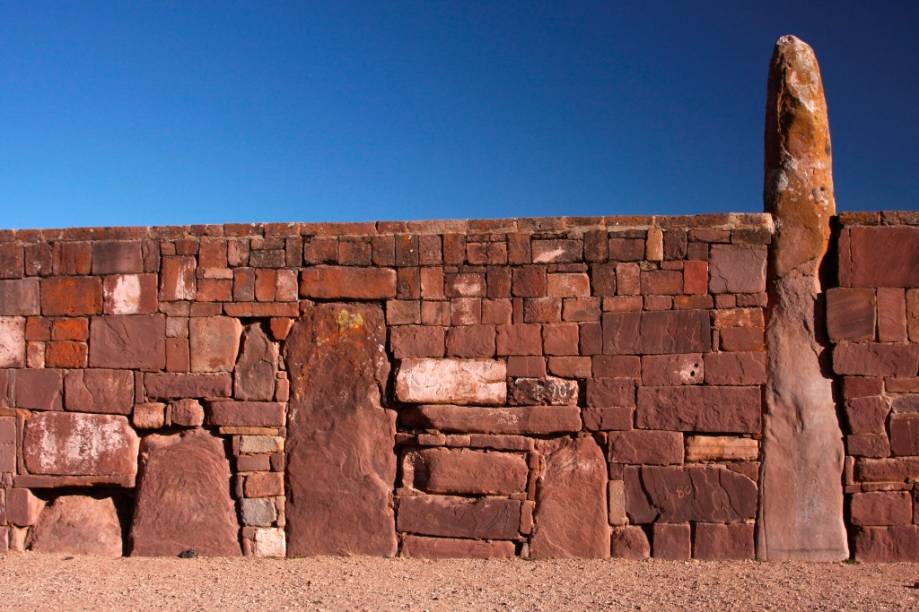 Detalhe dos muros que cercam o pátio do templo Kalasasaya, em Tiwanaku, importante sítio arqueológico de uma cultura pré-incaica que floresceu no primeiro milênio de nossa era. As ruínas localizam-se a meio caminho entre La Paz e o lago Titicaca Detalhe dos muros que cercam o pátio do templo Kalasasaya, em Tiwanaku, importante sítio arqueológico de uma cultura pré-incaica que floresceu no primeiro milênio de nossa era. As ruínas localizam-se a meio caminho entre La Paz e o lago Titicaca