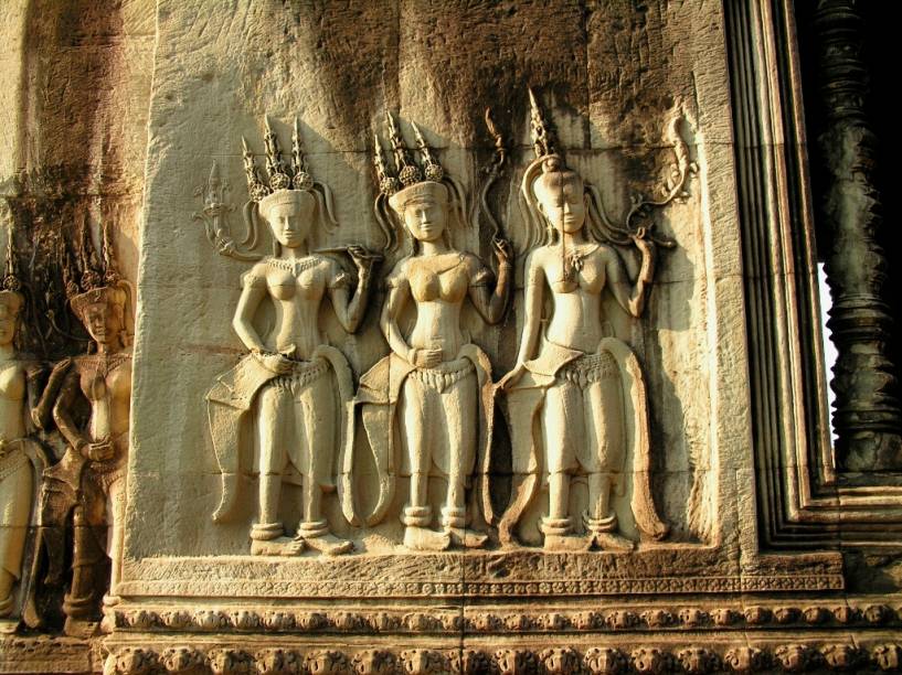Os baixo-relevos de Angkor apresentam um apuro estético sem paralelo na Ásia oriental, comparado a trabalhos clássicos europeus. As múltiplas decorações possuem motivos tanto budistas como hindus, como passagens de épicos como o Mahabarata e o Ramayana Os baixo-relevos de Angkor apresentam um apuro estético sem paralelo na Ásia oriental, comparado a trabalhos clássicos europeus. As múltiplas decorações possuem motivos tanto budistas como hindus, como passagens de épicos como o Mahabarata e o Ramayana