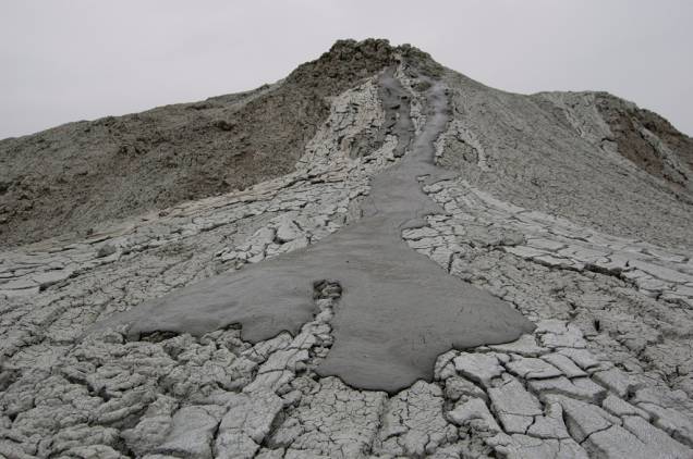 Os vulcões de lodo brotam do solo, em uma mistura de gases e líquidos provenientes das profundezas da Terra. O Azerbaijão reúne cerca de 300 vulcões de lodo, mais da metade da incidência no planeta Os vulcões de lodo brotam do solo, em uma mistura de gases e líquidos provenientes das profundezas da Terra. O Azerbaijão reúne cerca de 300 vulcões de lodo, mais da metade da incidência no planeta