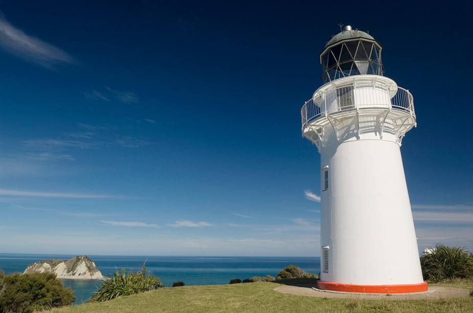 Farol em Gisborne, na Nova Zelândia, anuncia aos navegantes: aqui fica uma das cidades mais ao leste no planeta Farol em Gisborne, na Nova Zelândia, anuncia aos navegantes: aqui fica uma das cidades mais ao leste no planeta