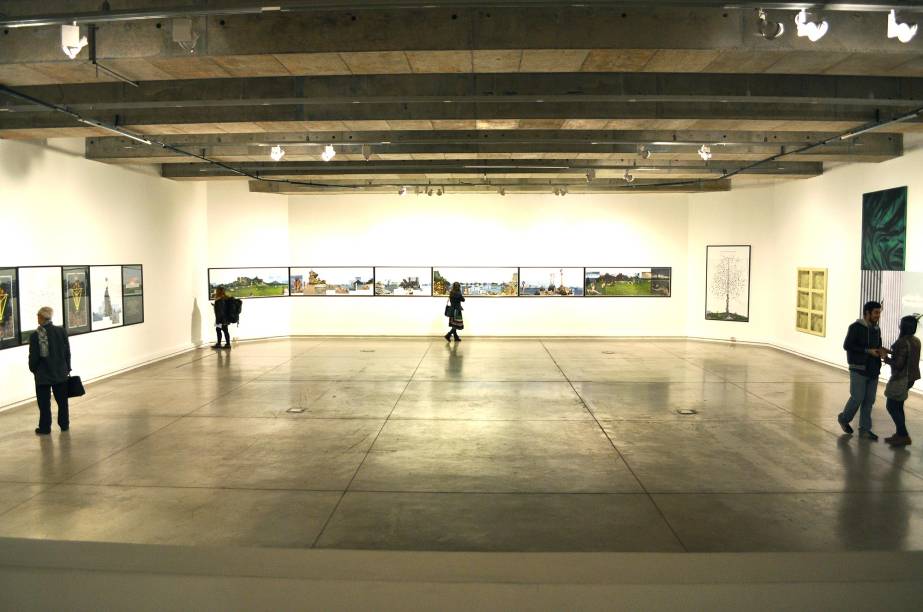 <strong>7. <a href="https://viajeaqui.abril.com.br/estabelecimentos/chile-santiago-atracao-museo-de-arte-contemporaneo" rel="Museu de Arte Conteporânea de Santiago" target="_blank">Museu de Arte Contemporânea de Santiago</a></strong>O MAC tem duas sedes na capital chilena: uma fica dentro de um edifício do século 19 projetado pelo arquiteto Cruz Montt e abriga diversas exposições de arta de vanguarda e arquitetura. A outra está localizada no Parque Florestal, em um prédio de estilo neoclássico do começo do século 20 que abriga as principais obras do acervo do museu. Se você estiver com tempo, os dois lugares merecem uma visita <strong>7. <a href="https://viajeaqui.abril.com.br/estabelecimentos/chile-santiago-atracao-museo-de-arte-contemporaneo" rel="Museu de Arte Conteporânea de Santiago" target="_blank">Museu de Arte Contemporânea de Santiago</a></strong>O MAC tem duas sedes na capital chilena: uma fica dentro de um edifício do século 19 projetado pelo arquiteto Cruz Montt e abriga diversas exposições de arta de vanguarda e arquitetura. A outra está localizada no Parque Florestal, em um prédio de estilo neoclássico do começo do século 20 que abriga as principais obras do acervo do museu. Se você estiver com tempo, os dois lugares merecem uma visita