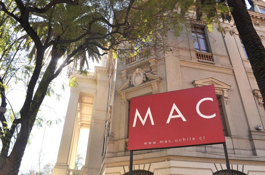 <strong>7. <a href="https://viajeaqui.abril.com.br/estabelecimentos/chile-santiago-atracao-museo-de-arte-contemporaneo" rel="Museu de Arte Conteporânea de Santiago" target="_blank">Museu de Arte Contemporânea de Santiago</a></strong>Santiago é uma das capitais com uma das melhores cenas culturais da América Latina e, em uma visita à cidade, é extremamente válido fazer uma vista ao Museu de Arte Contemporânea (MAC) local <strong>7. <a href="https://viajeaqui.abril.com.br/estabelecimentos/chile-santiago-atracao-museo-de-arte-contemporaneo" rel="Museu de Arte Conteporânea de Santiago" target="_blank">Museu de Arte Contemporânea de Santiago</a></strong>Santiago é uma das capitais com uma das melhores cenas culturais da América Latina e, em uma visita à cidade, é extremamente válido fazer uma vista ao Museu de Arte Contemporânea (MAC) local