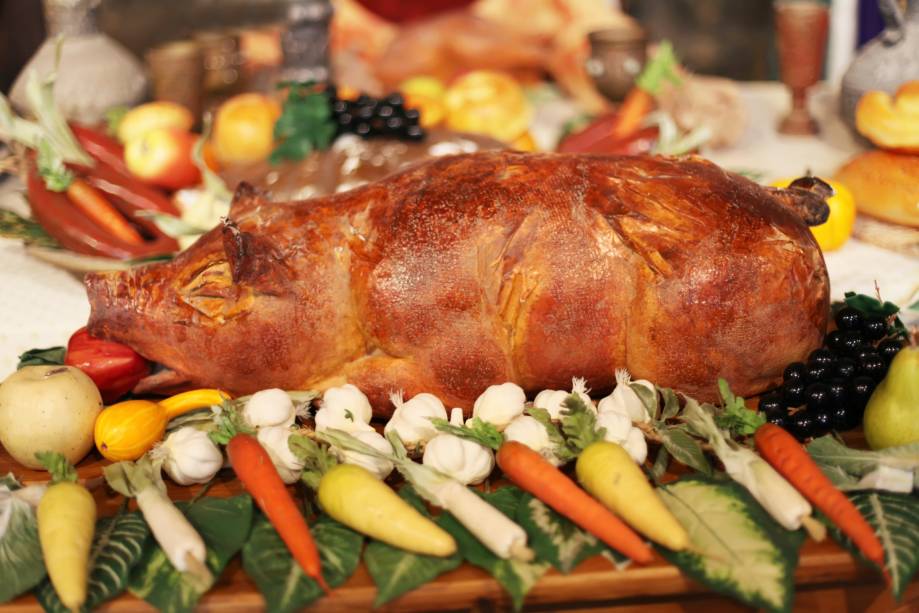 Homens assam leitões em ocasiões especiais desde a fundação do Império Romano. Porém, o comércio destes animais só teve inicio no século 8, devido, provavelmente, a uma superpopulação em diversos pontos da região conhecida hoje como península ibérica e também da Itália. Por conter muita gordura acumulada, geralmente o suíno era consumido no inverno, quando as pessoas precisavam de uma alimentação mais forte. Outra vantagem atribuída à alimentação do animal neste período é a conserva de sua carne, que poderia ser feita na própria banha do leitão. <a href="https://mdemulher.abril.com.br/gastronomia/receitas-de-lombo-para-surpreender-na-ceia-de-natal/" target="_blank" rel="noopener"><strong>Veja aqui receitas com lombo para fazer no Natal</strong></a> Homens assam leitões em ocasiões especiais desde a fundação do Império Romano. Porém, o comércio destes animais só teve inicio no século 8, devido, provavelmente, a uma superpopulação em diversos pontos da região conhecida hoje como península ibérica e também da Itália. Por conter muita gordura acumulada, geralmente o suíno era consumido no inverno, quando as pessoas precisavam de uma alimentação mais forte. Outra vantagem atribuída à alimentação do animal neste período é a conserva de sua carne, que poderia ser feita na própria banha do leitão. <a href="https://mdemulher.abril.com.br/gastronomia/receitas-de-lombo-para-surpreender-na-ceia-de-natal/" target="_blank" rel="noopener"><strong>Veja aqui receitas com lombo para fazer no Natal</strong></a>