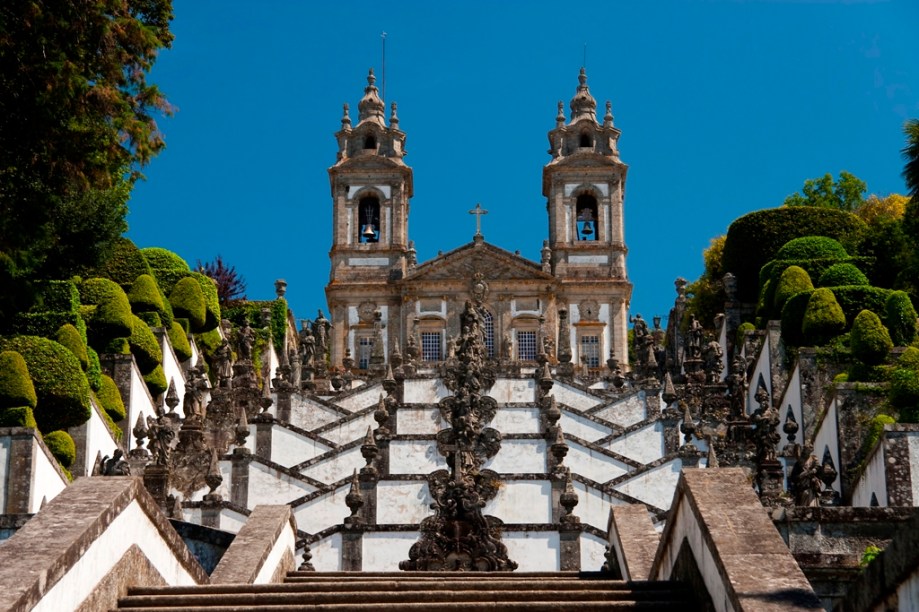 A igreja neoclássica de Bom Jesus do Monte, em Braga, Portugal, e sua escadaria barroca foram a inspiração direta do santuário de Bom Jesus de Matosinhos, em Congonhas, Minas Gerais. Tema central dos dois templos, os passos da Paixão estão representados de forma comovente