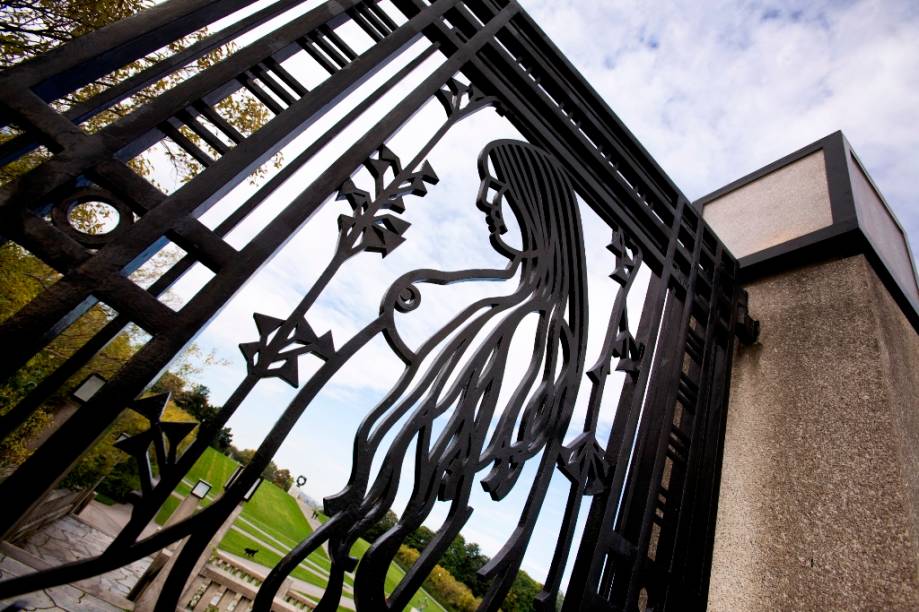 Portão do parque Frogner, um dos muitos passeios que combinam boas caminhadas e cultura na capital norueguesa Portão do parque Frogner, um dos muitos passeios que combinam boas caminhadas e cultura na capital norueguesa