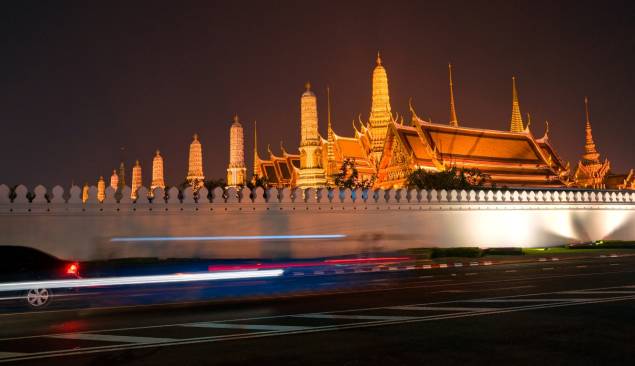 Não dá vontade de dormir em Bangcoc. Das badalas elétricas aos templos iluminados - como o Wat Phra Kaew, dos bares classudos às ruas repletas de jovens, tudo é um agito permanente Não dá vontade de dormir em Bangcoc. Das badalas elétricas aos templos iluminados - como o Wat Phra Kaew, dos bares classudos às ruas repletas de jovens, tudo é um agito permanente