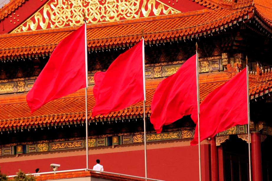Segunda maior economia do mundo, a China possui uma economia de mercado fortemente regulada pelo governo, que investe pesado em áreas que considera essenciais. Por anos à sombra da bandeira socialista de Mao Tsé-Tung, o país começou uma onda de empreendedorismo avassaladora na esteira da famosa frase do líder Deng Xiaoping: "Enriquecer é glorioso". Na foto, bandeiras junto ao Portão da Paz Celestial, em Pequim Segunda maior economia do mundo, a China possui uma economia de mercado fortemente regulada pelo governo, que investe pesado em áreas que considera essenciais. Por anos à sombra da bandeira socialista de Mao Tsé-Tung, o país começou uma onda de empreendedorismo avassaladora na esteira da famosa frase do líder Deng Xiaoping: "Enriquecer é glorioso". Na foto, bandeiras junto ao Portão da Paz Celestial, em Pequim