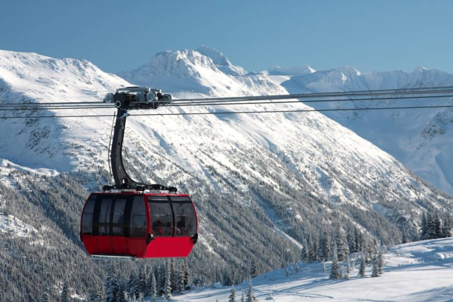 <strong>Como se vai montanha acima?</strong><br /> Da base da montanha ao início das pistas é necessário utilizar alguns equipamentos para levá-lo até lá. Como esse serviço é cobrado, você necessitará de um lift-pass (ver item seguinte). Existem três meios básicos de elevação:<br /> • Gôndola: uma espécie de bondinho expresso. Neste caso, os esquis viajam do lado de fora. É o mais rápido de todos e cobre grandes distâncias;<br /> • Teleférico: são as famosas cadeirinhas. Servem para cobrir médias e longas distâncias e requerem certo cuidado na hora de descer;<br /> • Estirantes: são os mais lentos e toscos. O princípio é o mesmo do teleférico, mas ao invés de viajar sentado num banco, você é puxado por um longo estirante, praticamente esquiando morro acima. Não perca a concentração na subida, pois seus esquis podem cruzar e você tomar um tombo <strong>Como se vai montanha acima?</strong><br /> Da base da montanha ao início das pistas é necessário utilizar alguns equipamentos para levá-lo até lá. Como esse serviço é cobrado, você necessitará de um lift-pass (ver item seguinte). Existem três meios básicos de elevação:<br /> • Gôndola: uma espécie de bondinho expresso. Neste caso, os esquis viajam do lado de fora. É o mais rápido de todos e cobre grandes distâncias;<br /> • Teleférico: são as famosas cadeirinhas. Servem para cobrir médias e longas distâncias e requerem certo cuidado na hora de descer;<br /> • Estirantes: são os mais lentos e toscos. O princípio é o mesmo do teleférico, mas ao invés de viajar sentado num banco, você é puxado por um longo estirante, praticamente esquiando morro acima. Não perca a concentração na subida, pois seus esquis podem cruzar e você tomar um tombo