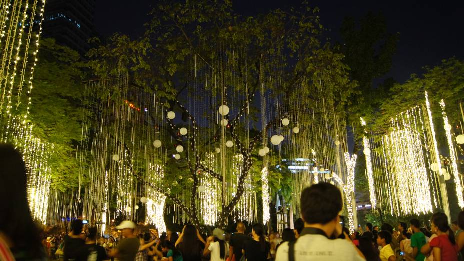 <strong>Manila &ndash; Filipinas </strong>O &uacute;nico pa&iacute;s cat&oacute;lico do Sudeste Asi&aacute;tico recebe o Natal j&aacute; em setembro com muitas comemora&ccedil;&otilde;es e as festividades se estendem at&eacute; janeiro. As celebra&ccedil;&otilde;es acontecem majoritariamente em ambientes p&uacute;blicos, em festas coletivas. Em Manila, os mercados de Natal aparecem junto com decora&ccedil;&otilde;es e ilumina&ccedil;&otilde;es especiais para celebrar o nascimento de Jesus<a href="https://www.booking.com/city/ph/manila.pt-br.html?aid=332455&label=viagemabril-natal" rel="Veja hot&eacute;is em Manila no booking.com" target="_blank"><em>Veja hot&eacute;is em Manila no Booking.com</em></a>