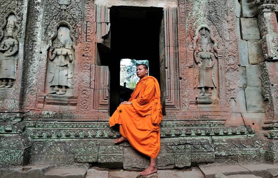 De origem hindu, os primeiros edifícios em Angkor Wat foram construídos no século 12, passando posteriormente a ser um centro religioso budista De origem hindu, os primeiros edifícios em Angkor Wat foram construídos no século 12, passando posteriormente a ser um centro religioso budista