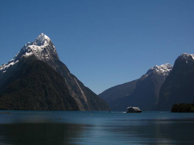 Milford Sound é o mais famoso dos 15 fiordes que compõem o Parque Nacional Fiorland, na Nova Zelândia. Os enormes rochedos, esculpidos pela ação do vento e do degelo, alcançam mais de 1.200 metros de altura. Focas, golfinhos e pinguins vivem nas águas ao redor. Milford Sound é o mais famoso dos 15 fiordes que compõem o Parque Nacional Fiorland, na Nova Zelândia. Os enormes rochedos, esculpidos pela ação do vento e do degelo, alcançam mais de 1.200 metros de altura. Focas, golfinhos e pinguins vivem nas águas ao redor.