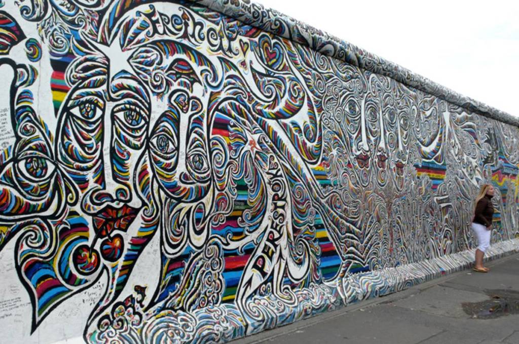 Alguns grafites do muro s&atilde;o disputados pontos para foto